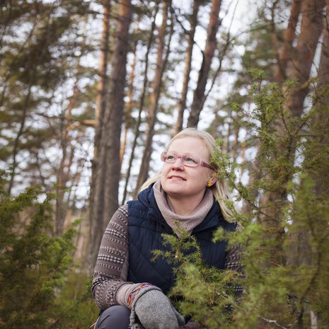 Hanna-Kaisa Heilimo, 40, asuu Tampereen Kämmenniemessä maalaismaisemissa puolisonsa Jukan ja kolmen alakouluikäisen lapsensa kanssa. Aiemmin Hanna-Kaisa työskenteli sairaanhoitajana, mutta nykyisin hän on luonto- ja hyvinvointiyrittäjä.