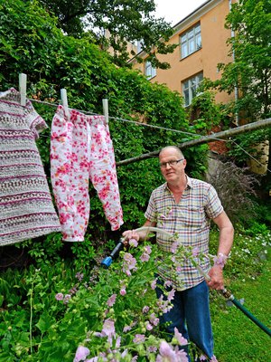 Kalevi on hoitanut Katajanokalla Sohlbergin säätiön taloa talonmiehenä 24 vuotta. Kun sana taidoista levisi, muutama naapuritalokin pyysi hänet töihin.