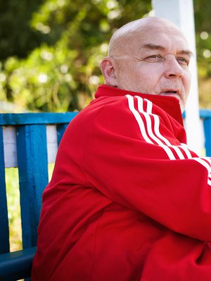 Lähihoitaja, päihdetyöntekijä ja ex-jalkapalloilija Atik Ismailin (s. 1957) omaelämäkerta Pelimies (Minerva) ilmestyi 11.10. 2016.  Tämä haastattelu on julkaistu Kodin Kuvalehdessä elokuussa 2012.