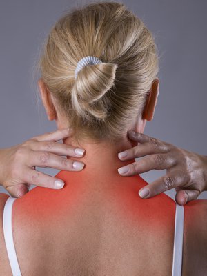 Hartioissa ja niskassa on paljon lihaksia, joiden kipupisteet voivat heijastaa kipua päähän ja jopa sormiin saakka.