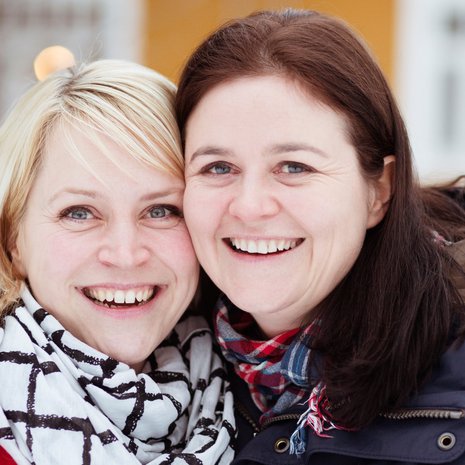 Anna-Maria Helsing (oikealla) on aina kuulunut vähemmistöihin: Jehovan todistajiin, heistä eronneisiin, naiskapellimestareihin, suomenruotsalaisiin. Nyt hän elää uusperheessä Anithan kanssa. ”Olen minoritetsproffs, vähemmistöammattilainen”, Anna-Maria sanoo ja nauraa.