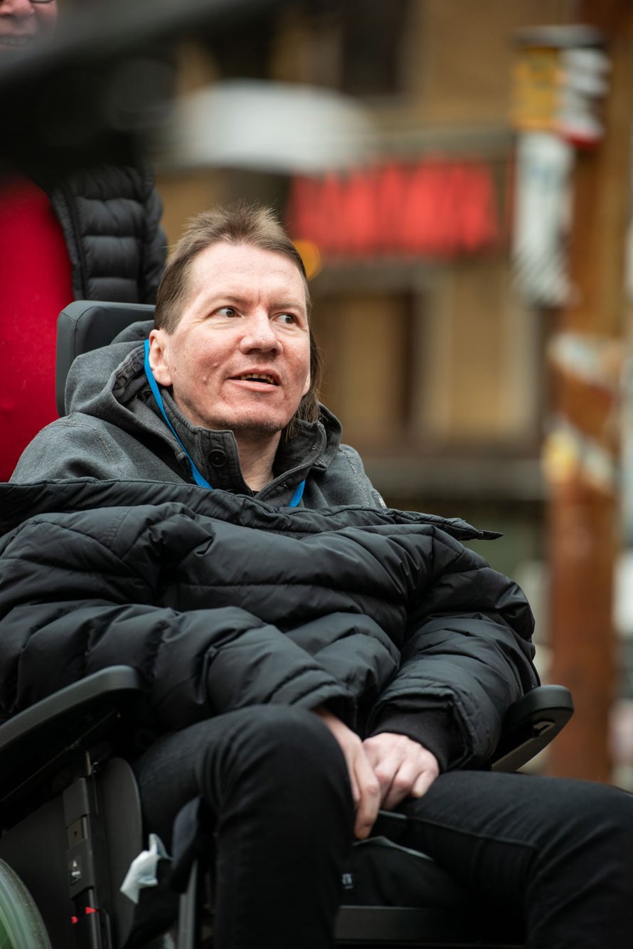 Panu Laturi, 48, on sairauslomalla viestintätoimiston toimitusjohtajan työstä. Hän on toiminut politiikassa 18-vuotiaasta asti, muun muassa Vihreiden puoluesihteerinä. Perheeseen kuuluvat vaimo Laura Rissanen sekä pojat Viljami, 9, ja Valtteri, 7. Panu pahoinpideltiin, kun hän oli työmatkalla Brysselissä joulukuussa 2019.