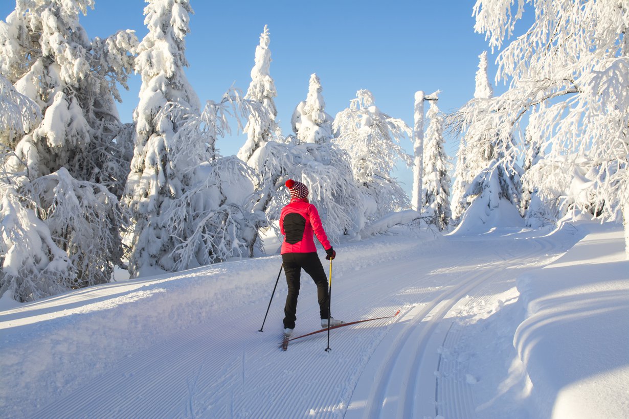 Luisteluhiihtäjä ei tarvitse pitoa edes ylämäessä, koska potkut riittävät.