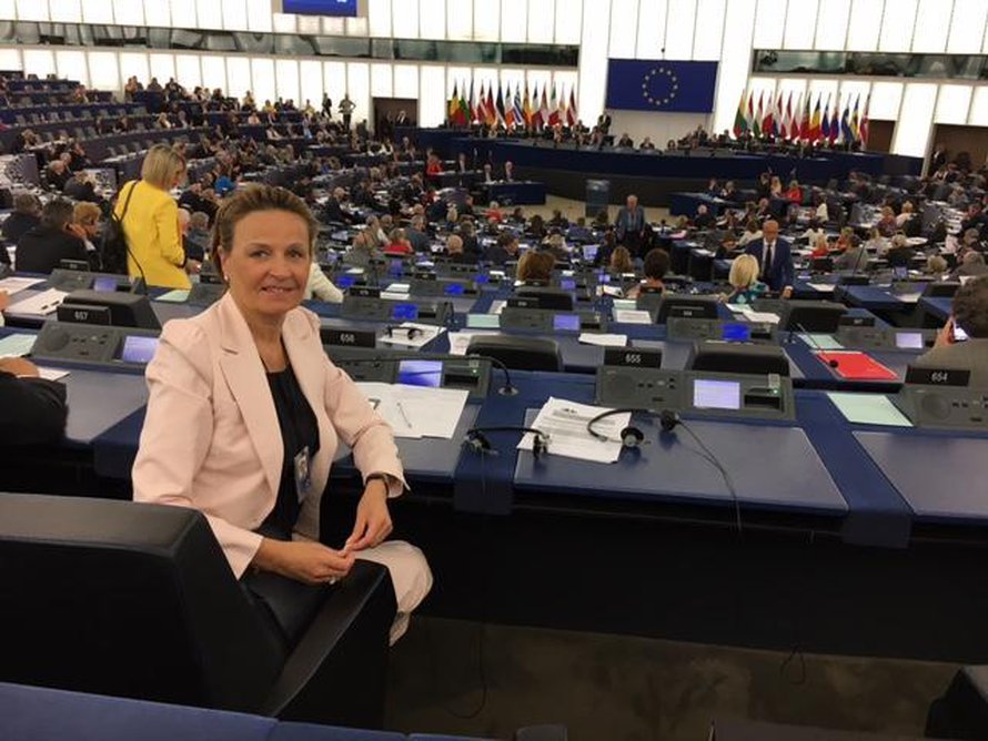 Anneli Jäätteenmäki on 62-vuotias Euroopan parlamentin jäsen, joka reissaa Suomen, Brysselin ja Strasbourgin välillä. Hän kuvasi itsensä istuntosalissa Strasbourgissa.