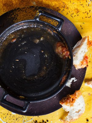 Edulliset lihat ja kauden kasvikset muhivat padassa hitaasti herkullisiksi. Lopuksi pyyhkäistään leivällä liemetkin.