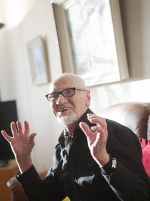 ”Maailma menee minusta koko ajan parempaan suuntaan. Pian robotit tulevat ja tekevät kaiken. Ihan hyvä kun tekevät, ei huolestuta yhtään”, Arvi sanoo.