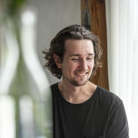 ”Olen romantisoinut fyysistä työtä. Aiemmin en ymmärtänyt, kuinka rankkaa se voi olla, kun sitä tekee päivästä toiseen”, puutarhuriksi opiskellut Rafael Donner sanoo.