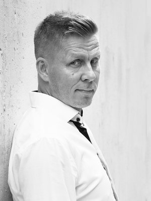 Psykologi ja HUSin linjajohtaja Jan-Henry Stenberg on ollut mukana kehittämässä mustasukkaisuuden omahoito-ohjelmaa. Hän harrastaa veneilyä, body pumpia ja maailman menon ihmettelyä.