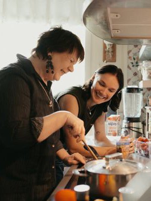 Jaana-äitiä naurattaa kotikokin haaste. ”Senni tarvitsee toipujan ja huippu-urheilijan ruokaa, minun pitäisi laihtua ja Raimon pitäisi ihan lääkärin määräyksellä lihoa.”