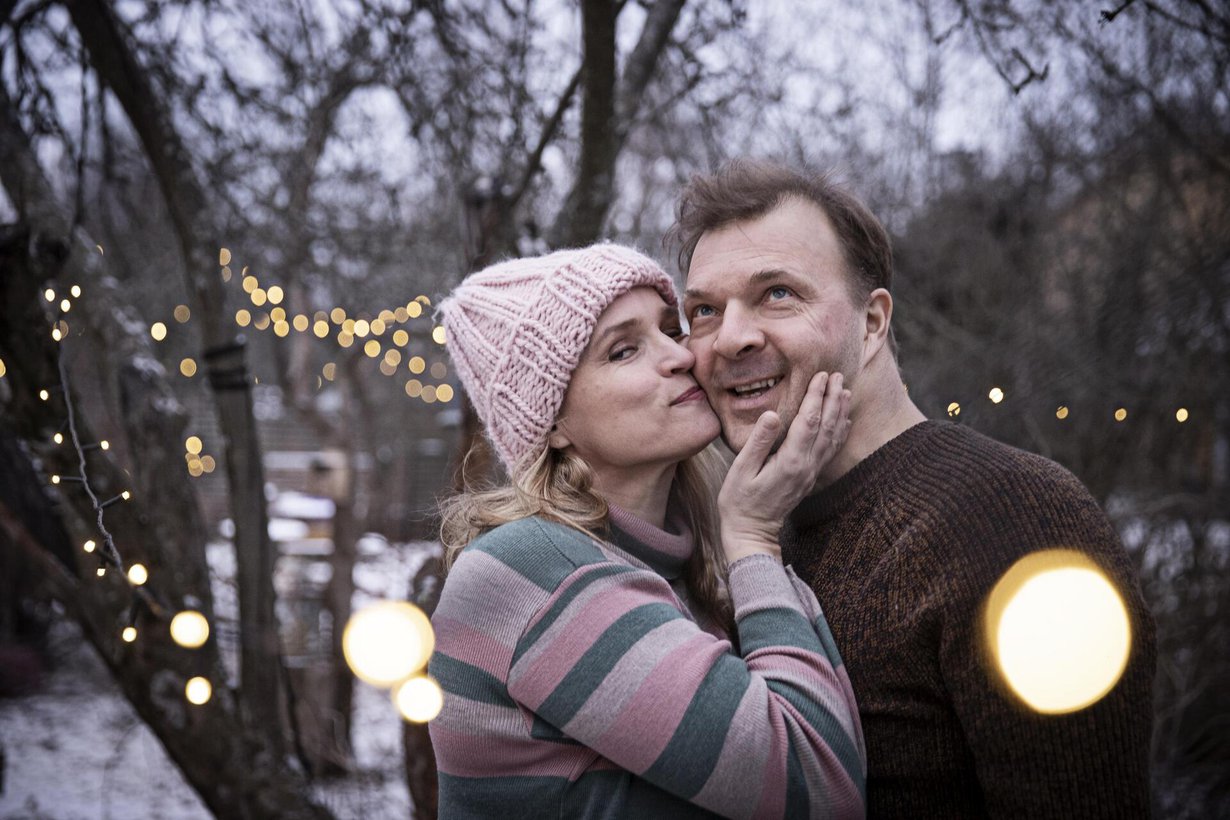 Näyttelijöinä Karoliina Blackburn ja Tommi Raitolehto ymmärtävät, että välillä työt seuraavat lavalta kotiin. "Totta kai kehoon jää stressireaktio, jos huutaa ja itkee kahdeksan tuntia päivässä", Karoliina miettii.