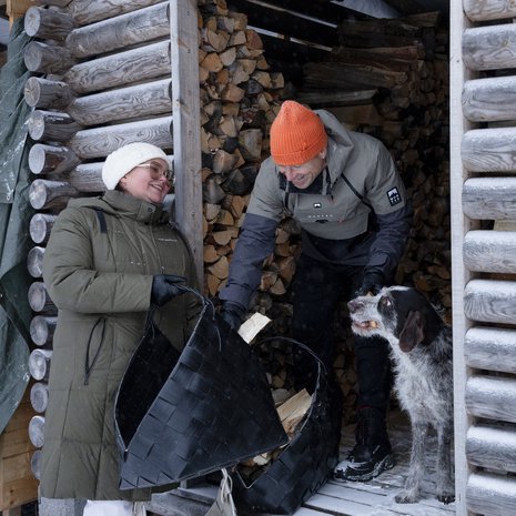 Uupumuksen jälkeen Anne Laurila ja Janne Niskala saavat taas toisistaan esiin parhaat puolet. Kuvassa on myös perheen karkeakarvainen saksanseisoja Sulo.