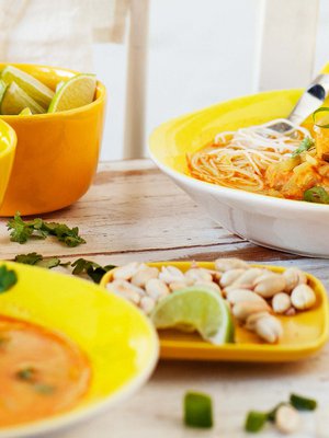 Kurkuma ja kookos ovat tämän kalakeiton kuumat maut.