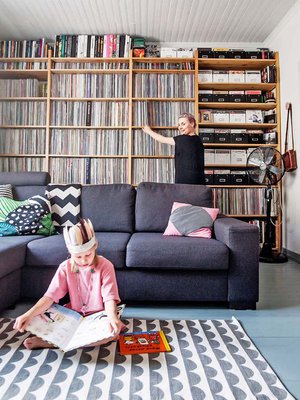 Olohuoneen sisustusta hallitsee seinällinen äänilevyjä. Keskilattialla on tilaa lasten pelejä ja leikkejä varten.