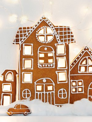 Kiinnitä valosarja seinälle tauluhyllyn yläpuolelle tai aseta valot hyllylle aivan seinän viereen. Asettele piparitalojen julkisivut hyllylle niin, että ikkunoista tuikkii valo. Viimeistele asetelma pumpulilla, parkkeeratulla autolla tai vaikka kotiin palaavalla talonväellä.