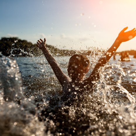 Willansin mukaan ulkomaalaista saattaa ihmetyttää, kuinka koko perheen kesähupeihin saattaa kuulua spontaani naku-uinti.