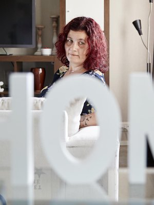 Home-kyltti lipaston päällä muistuttaa siitä, mikä on tärkeää: koti.