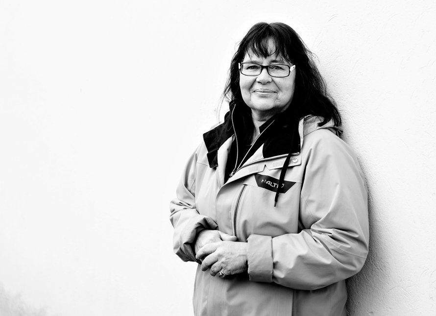 ”Kun sairaus iskee tai vuokra nousee, matalapalkka-alalla ikänsä työskennelleet eivät pärjää eläkkeellään. Heitä näkee aivan liian usein leipäjonossa”, Päivi Wilén sanoo.