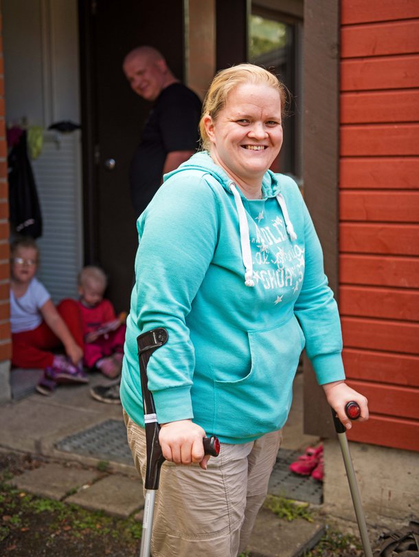 Katja haaveilee palaavansa vielä joskus opiskelemaan, ehkä hoitoalalle. Sitä ennen jalan pitäisi parantua ja lasten terveyden kohentua.