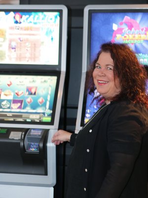 Kirjailija Leena Lehtolainen, 52, asuu Inkoon Degerbyssä. Hän työstää ensi syksyksi tietokirjaa taitoluistelusta sekä uutta Hilja Ilveskero -romaania.