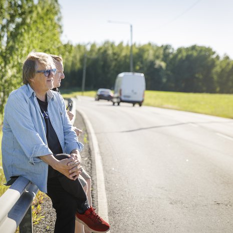 71-vuotias muusikko asuu Tampereella vaimonsa Seijan kanssa. Mikolla on neljä poikaa, ja hän on viiden lastenlapsen pappa. Mikko yrittää soitella pojilleen harvemmin kuin mieli tekee, vaikka tahtoisi kuulostella joka päivä, ettei kenelläkään ole mieli maassa tai käytännön ongelmia.