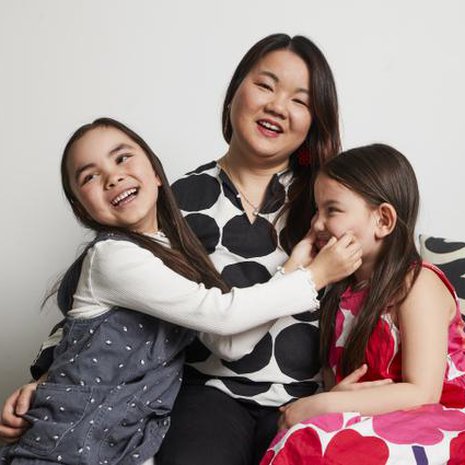 ”Kun kysyin siskoltani, voisinko kertoa meidän imetystarinamme, hän totesi, että hauska idea. Haluan tarinalla myös kannustaa ihmisiä imettämään ja auttamaan muita imetyksen suhteen, jos vain oma elämäntilanne sallii”, Christina Duong kertoo. Vasemmalla Sofie, oikealla Olivia.