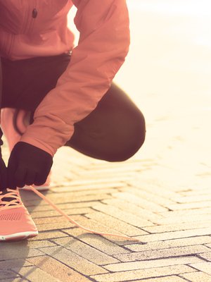 Porrastreenin voi toteuttaa sisälläkin, vaikka kotiportaissa. ”Ei tarvitse lähteä ulos, jos on liukasta. Kotona on muistettava kuitenkin turvallisuus. Liukkaat sukat voivat olla portaissa vaaralliset”, sanoo liikuntasuunnittelija Katriina Ojala UKK-instituutista.