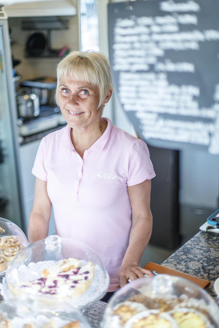 Anne Tynkkynen, 52, pyörittää omaa torikahvilaa Lappeenrannassa. Hän asuu Imatralla omassa kodissaan ja Lappeenrannassa avomiehensä Ilkan kodissa. Anne rakastaa Ilkan lisäksi poikaansa Santeria, omaisiaan, ystäviään, matkustelua ja kotona puuhastelua.