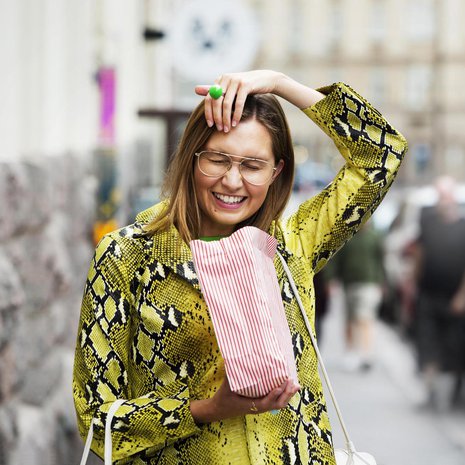 Kun äiti soittaa Janitalle Helsinkiin, hän kysyy aina: ootkos muistanut syödä kunnolla?  ”Äiti tietää, että voisin välillä elää pelkällä karkilla.”