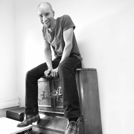 Teemu Kide. 40-vuotias improvisoinnin opettaja keksi kelluntamusiikin väitöskirjassaan. Yksi oppilas hermostui häneen, koska hän hyväksyi kaiken.