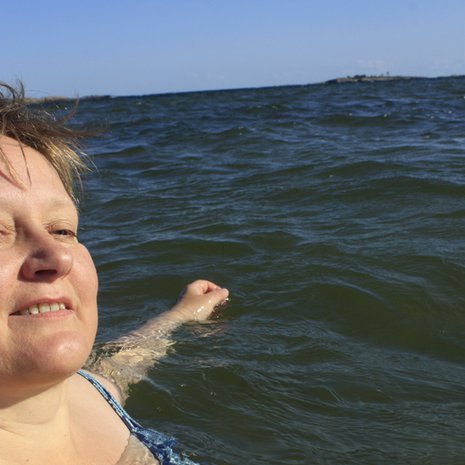 Katri kesäfiiliksissä, Itämereen pulahtaneena merenneitona.