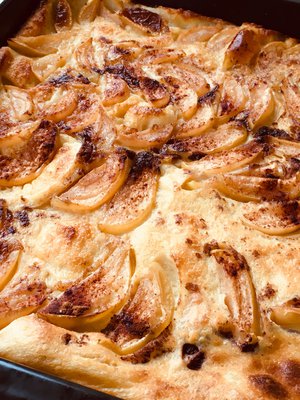 Voit maustaa pannarin omenaviipaleilla ja kanelilla.