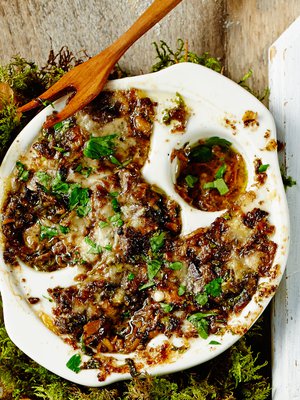 Jos sinulla ei ole etanapannua, tee ruoka pienessä, korkeareunaisessa uunivuoassa.