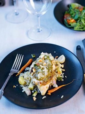 Broileri saa loppusilauksen pestosta ja parmesaanista.