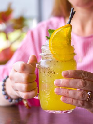 Jäisikö hampaisiin vähemmän jälkiä, jos juoman joisi pillillä?