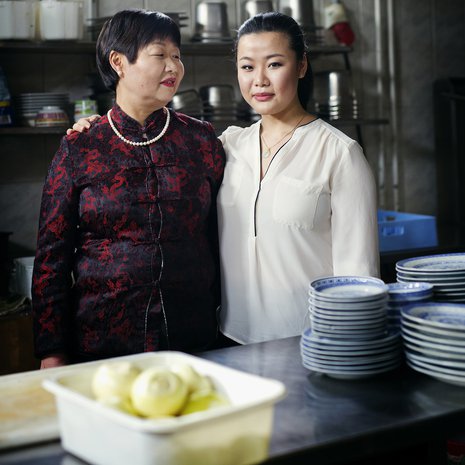 Zheng Zhihua (vas.) on ylpeä perheen Lily-ravintolassa käytettävistä itse kasvatetuista kasviksista. Jiajia Wu on ylpeä äidistään.