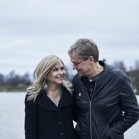 Pekka Sauri ja Johanna Kukka kohtasivat toisensa Twitterissä koronan ensimmäisen aallon aikana keväällä 2020. ”Kirjoittelimme yli vuoden ajan pelkästään julkisesti, usein tunteja illassa. Muut taisivat huomata ennen meitä, mitä välillämme tapahtui”, Johanna kertoo.