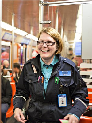 Jaana Tela pitää lipuntarkastajan työssä ihmisten kanssa rupattelusta.