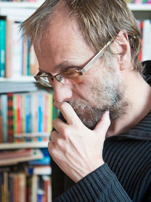 Kun Risto Isomäki havaitsee epäkohdan, hän ei vaivu synkkyyteen vaan ryhtyy ratkomaan sitä. Siitäkin huolimatta, että ihmisten kyky ohittaa ilmastonmuutoksen kaltaiset isot asiat valinnoissaan tuntuu masentavalta.