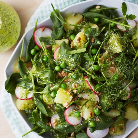 Perunasalaatti on buffetin kestosuosikki. Uusi versio yllättää vieraat.