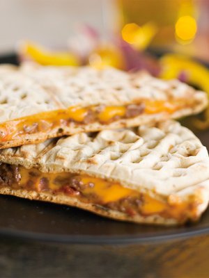 Juusto sulaa ihanasti kuuman rieskan välissä.