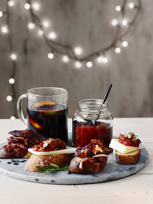 Tarjoile glögiä pienten suolaisten palojen seurana.