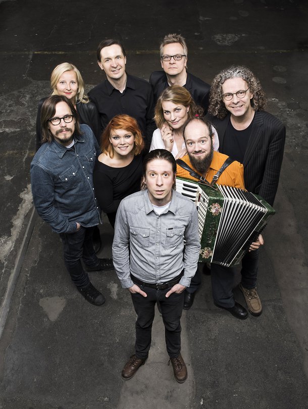 Heimo Hatakan 50-vuotisjuhlakonsertissa toukokuussa 2015 esiintyivät Anna Puu, Jonna Järnefelt, Jukka Leppilampi ja lauluyhtye Viisi. Hatakka itse on kuvassa takarivissä toinen vasemmalta.