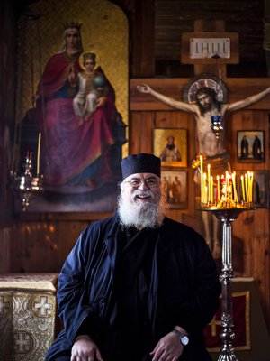 Isä Simeon, 59, on munkki Valamon luostarissa Heinävedellä ja kahden lapsen isä. Hän rakastaa elokuvia ja kirjallisuutta, mutta saa suurinta iloa jumalanpalveluksista.