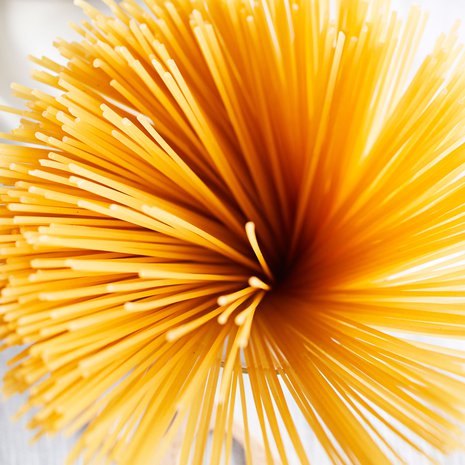 Spagetti ei kermakastikkeita kaipaa. Raikas soosi syntyy kirsikkatomaateista ja valkosipulista.