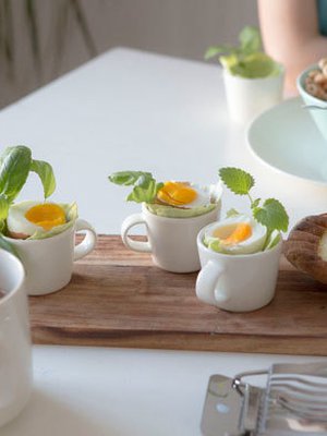 <p><p>Kaunis kattausidea: tarjoile aamiaismunat espressokupeista ja koristele yrteillä! Kuva: <span class="photographer">Arabia</p></p></span>