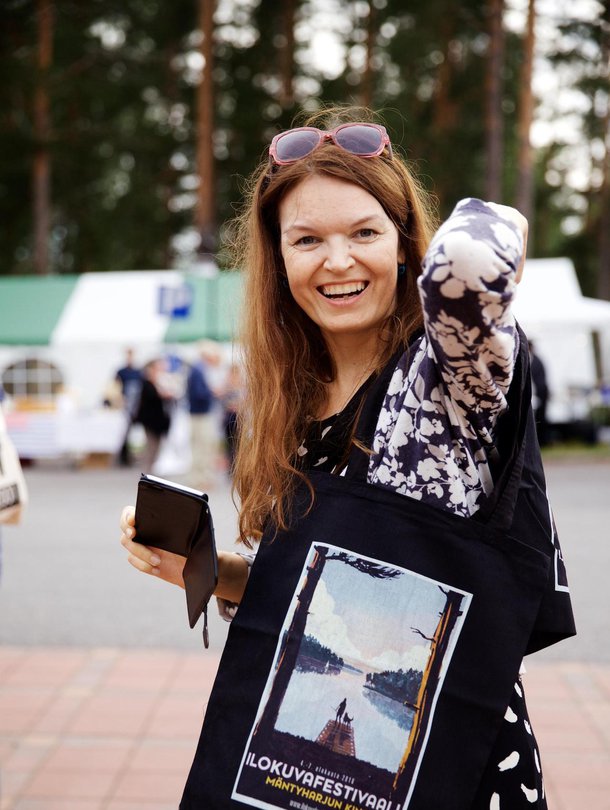 Elokuvaohjaaja Roosa Toivonen perusti Ilokuvafestivaalin Mäntyharjulle.