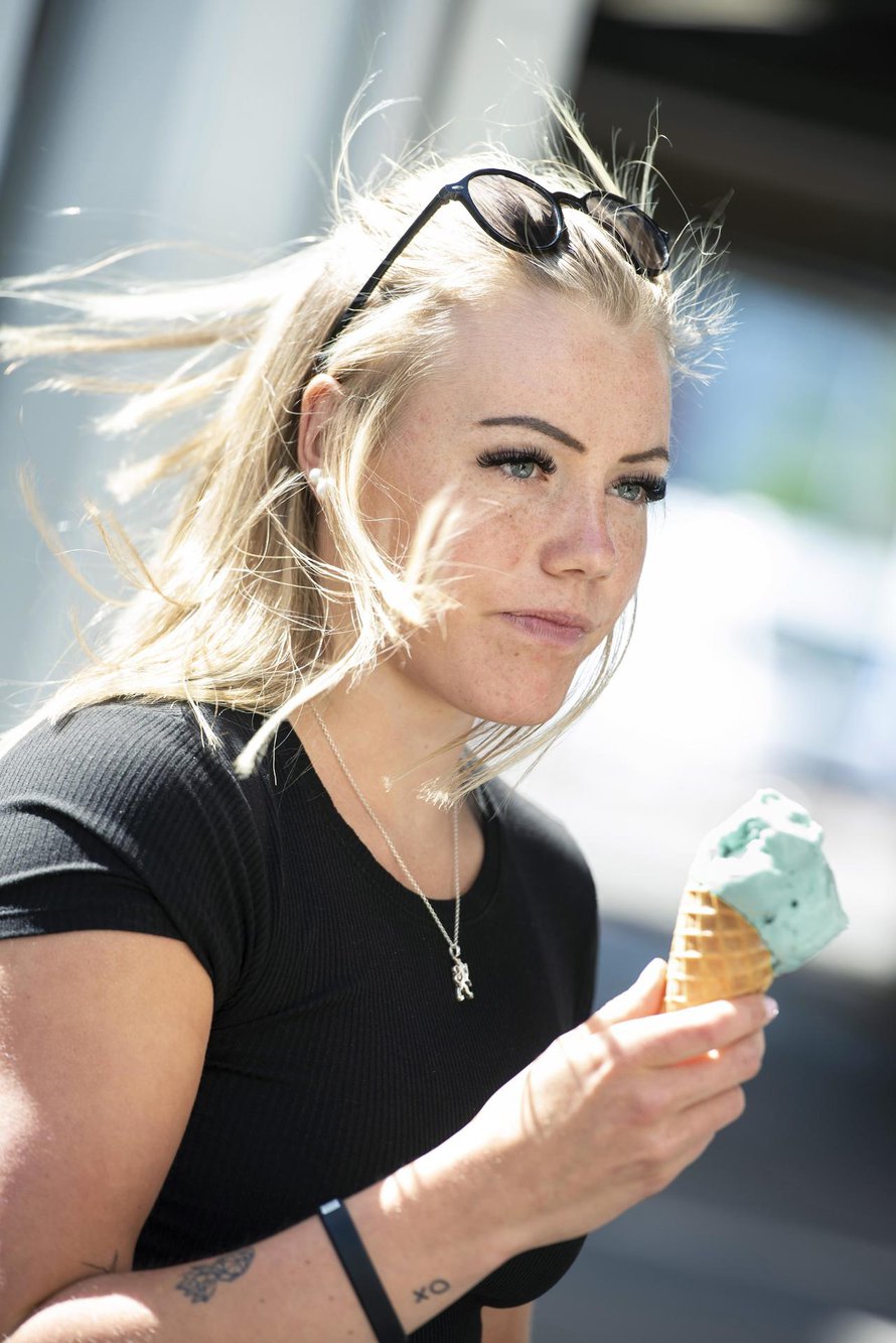 Kun naisten jääkiekkomaajoukkue sai keväällä hopeamitalit kaulaan, Ronja Savolainen oli yhtä aikaa ylpeä ja surullinen. Kulta oli niin lähellä.