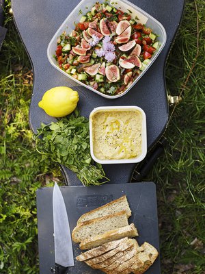 Ruoka maistuu parhaalta ulkona hyvässä seurassa. Salaatissa maistuu kesä.