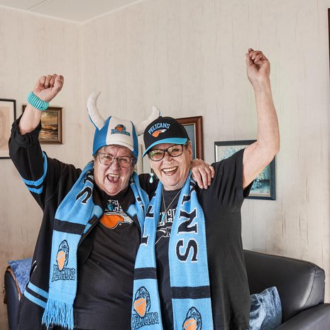 Naisten fanaattista  fanitusta on ihmetelty, ihailtu ja inhottukin. "Vuosia sitten Pelicanseilla ei ollut vielä faniryhmää. Siellä me  Maikin kanssa kahdestaan huusimme ja  kannustimme. Muut istuivat katsomossa kuin kirkossa meihin verrattuna", Mirja (oik.) nauraa.