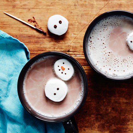 Hauskat lumiukot syntyvät puolikkaista vaahtokarkeista. Tee silmät, suu ja napit sulatetulla suklaalla. Porkkananenä on tehty punaisella värjätyllä tomusokerikuorrutteella.